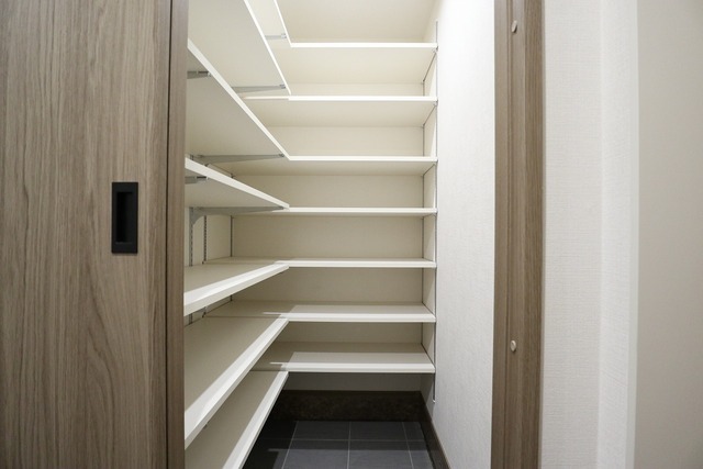 収納　工事中の写真です。