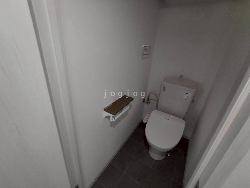 トイレ　嬉しい温水洗浄便座付きのトイレです。