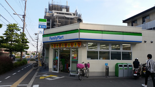 コンビニ　ファミリーマート池田神田店（コンビニ）まで743m