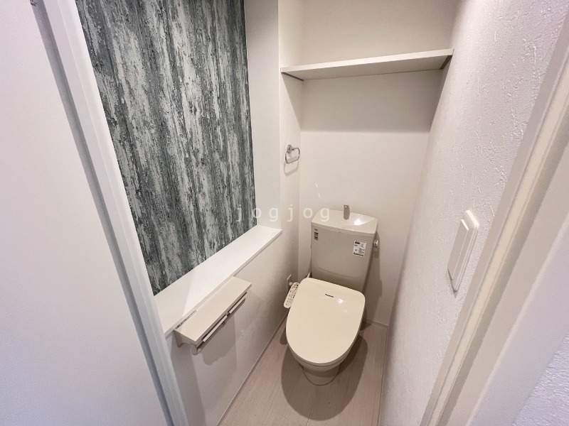 トイレ　嬉しい温水洗浄便座付きのトイレです。