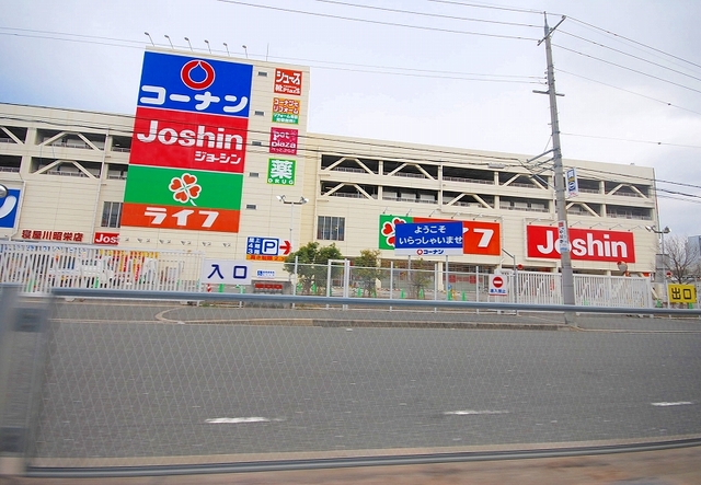 スーパー　ライフ寝屋川店（スーパー）まで720m