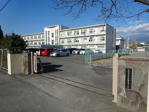 中学校　富士市立吉原第一中学校（中学校）まで555m