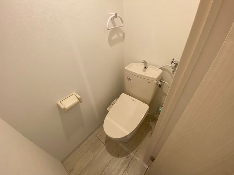 トイレ　こちらはトイレです。清潔感があり、安心して使用できます。