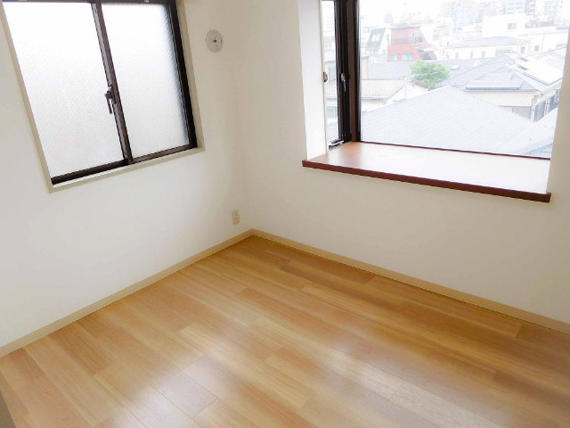 その他設備　２面採光の明るい洋室です。