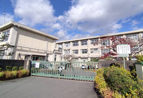中学校　島中学校（中学校）まで1961m
