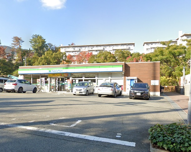 コンビニ　ファミリーマート 逆瀬台一丁目店（コンビニ）まで798m