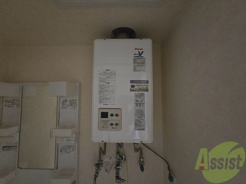 その他設備　給湯器はシンプルな作りで簡単に操作できそうです。