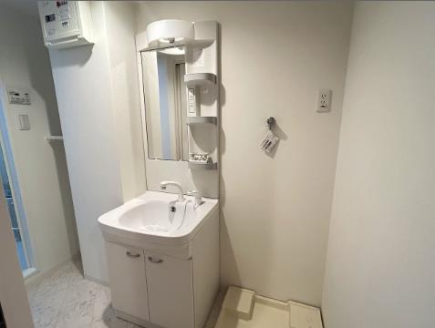 洗面設備　歯ブラシスタンドや小物棚など設備充実の洗髪洗面化粧台♪（同仕