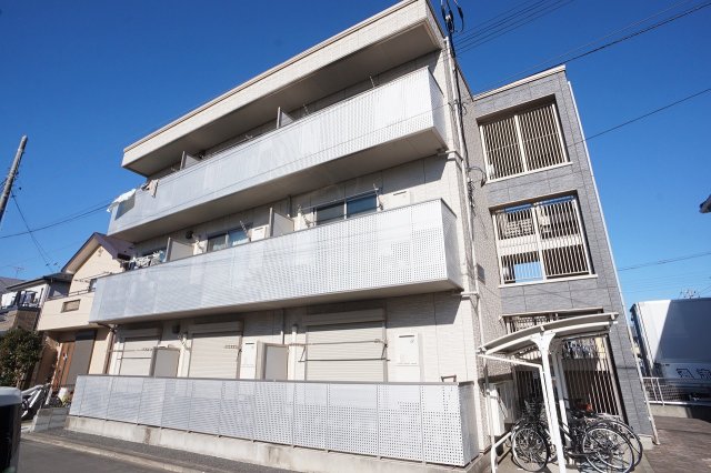 建物外観　南向きの明るい陽射しを浴びる建物です