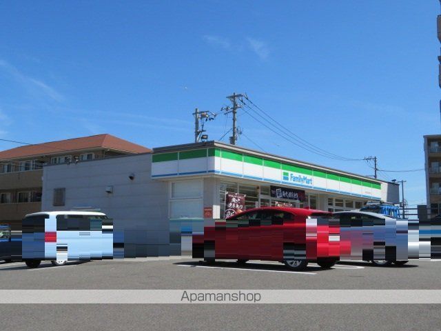 コンビニ　ファミリーマート（コンビニ）まで500m