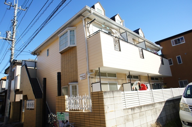 建物外観　陽光ふりそそぐ南西向きのアパート