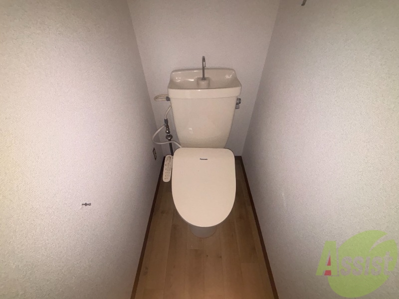 トイレ　トイレは温水洗浄便座です。シンプルな雰囲気になっています。