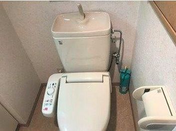 トイレ　落ち着いた色調のトイレです