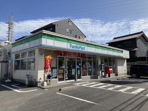 コンビニ　ファミリーマート（コンビニ）まで158m