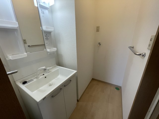 洗面設備　イメージとして同マンション他部屋を表示しています