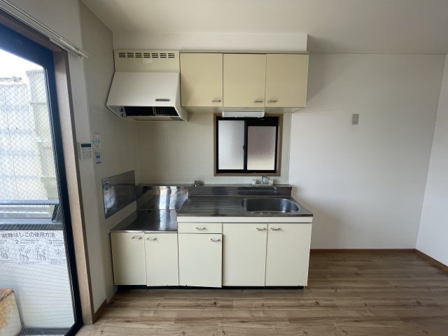 キッチン　イメージとして同マンション他部屋を表示しています