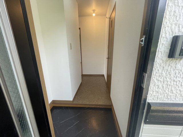 玄関　イメージとして同マンション他部屋を表示しています