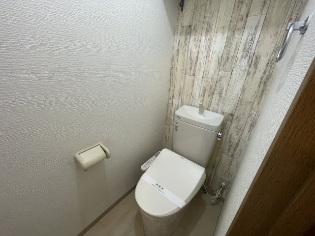 トイレ　イメージとして同マンション他部屋を表示しています