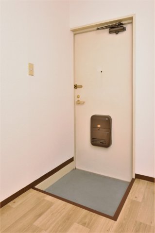 玄関　参考写真（同物件別部屋）