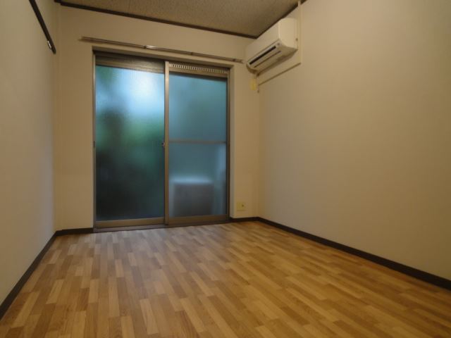 居室・リビング　南向きで明るいお部屋です。