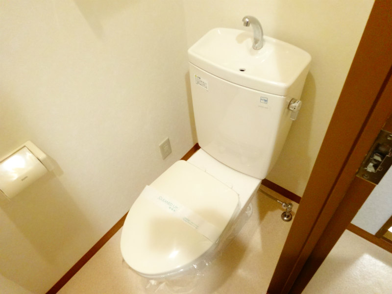 京王線 武蔵野台駅 徒歩6分 3階建 築25年のトイレ写真