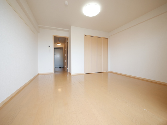居室・リビング　★照明付きの明るいお部屋です★