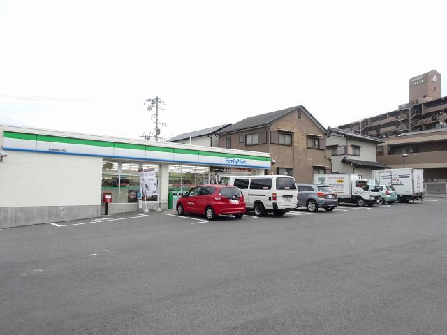 コンビニ　ファミリーマート（コンビニ）まで230m