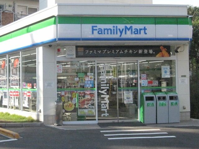 コンビニ　ファミリーマート（コンビニ）まで120m