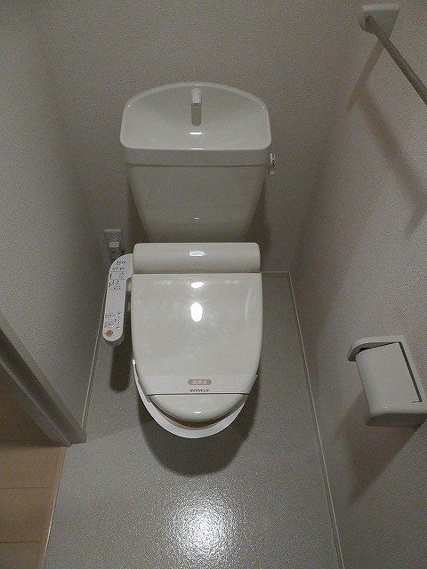 近鉄奈良線 若江岩田駅 徒歩15分 2階建 築15年のトイレ写真