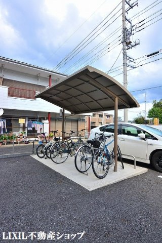 その他共有部分　敷地内に屋根付きの駐輪場があります。