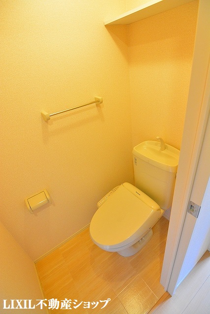 トイレ　上部に収納棚のある温水洗浄便座付のトイレです。