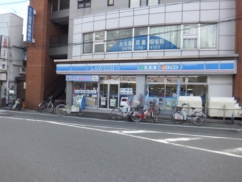 コンビニ　ローソン 京成大久保駅前店（コンビニ）まで513m