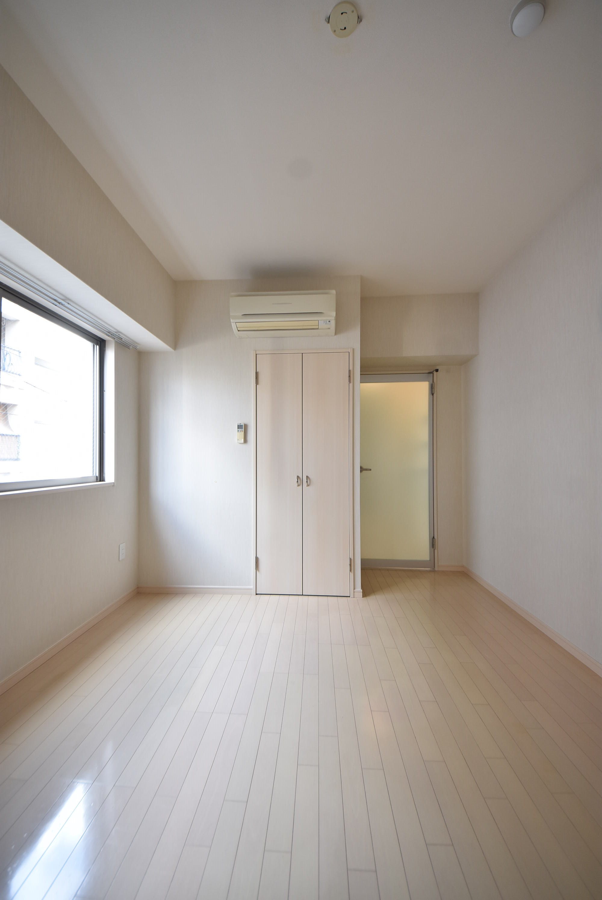 OPEN SESAME!!元町通の居間写真