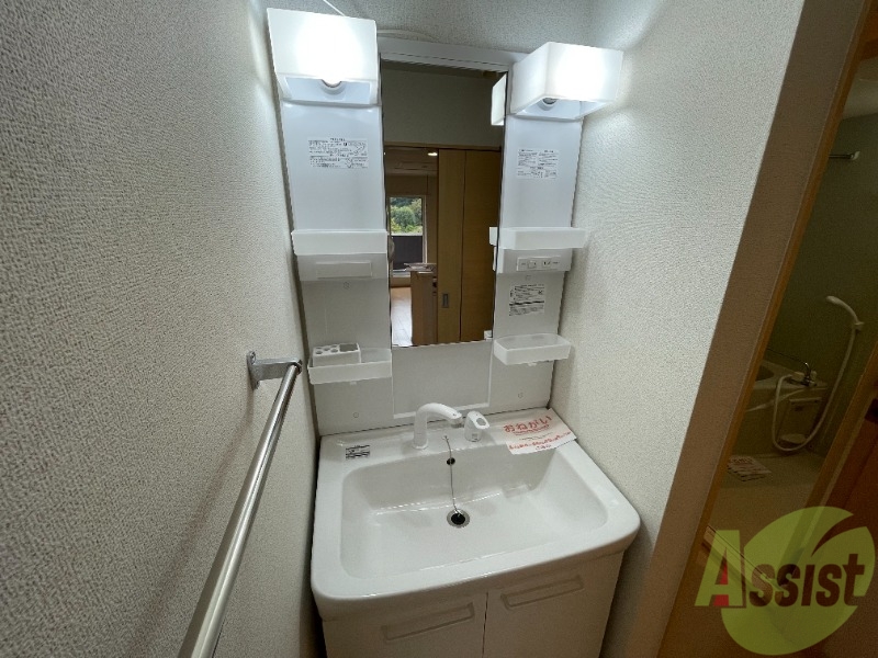 洗面設備　独立洗面台です。朝の身支度が楽しくなりそうですね。