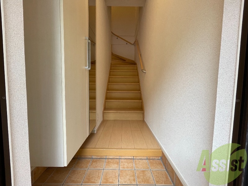 玄関　玄関の写真です。開けてすぐお部屋が見えないのは安心ですね。