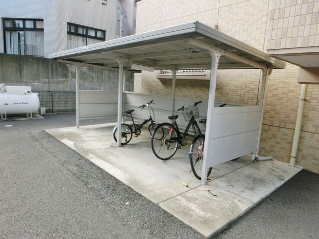 その他　屋根付き駐輪場。