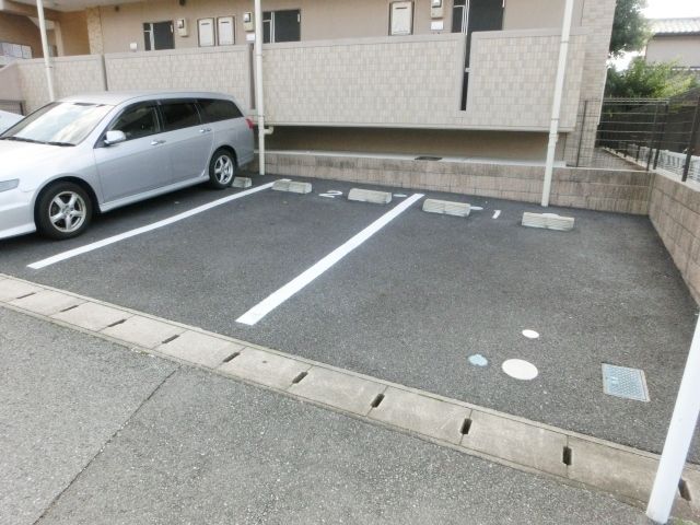 駐車場　敷地内の駐車場。