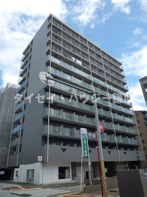 建物外観　道を挟んで目の前にイオンがあり便利な立地です