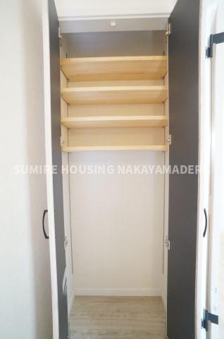 収納　階段を上がったところの収納。棚の高さを変えることができます