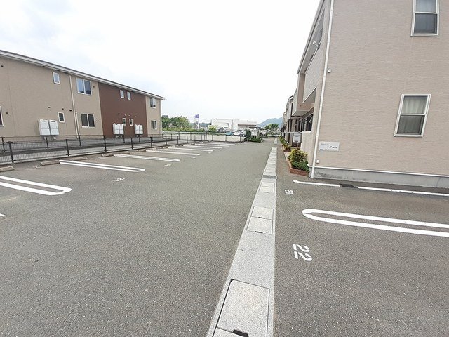 駐車場　車をお持ちの方に嬉しい駐車場付きの物件です