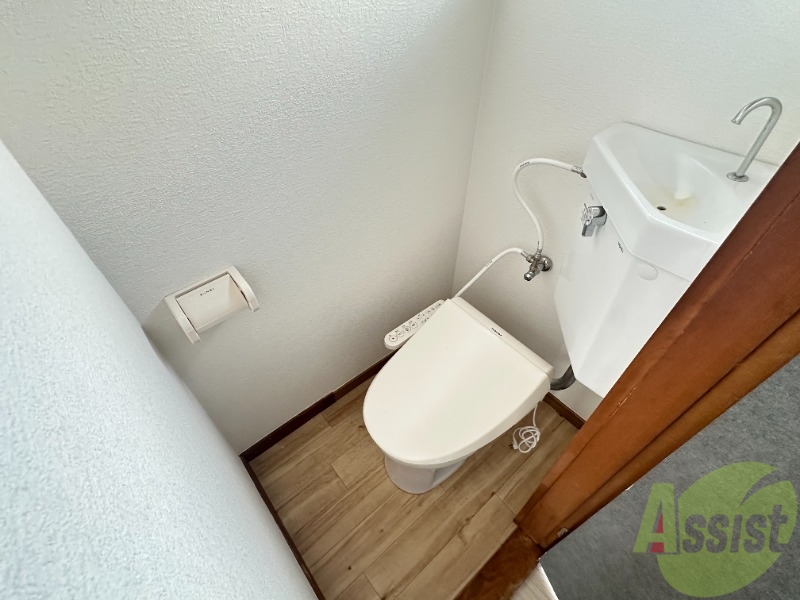 トイレ　ウォシュレット機能がついたトイレです。安心して使用できますね