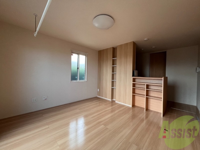 居室・リビング　南向きの大きめの窓から日差しがたっぷり入る明るいお部屋です。