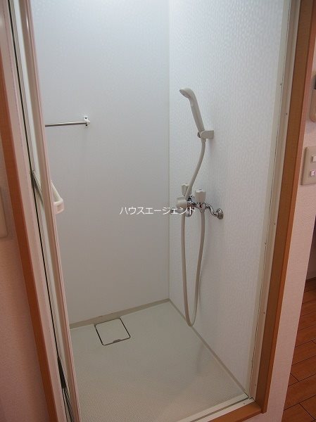 その他設備　専用シャワールームは清潔感がありますね！