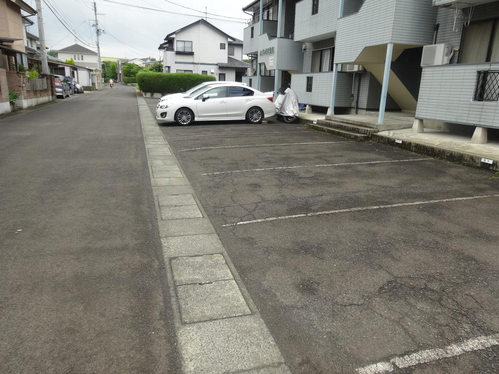 【仙台市青葉区愛子東のアパートの駐車場】