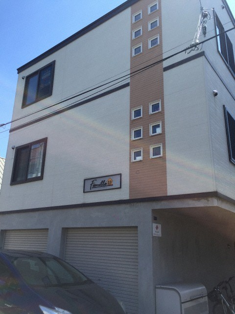 札幌市西区八軒九条西のアパートの建物外観
