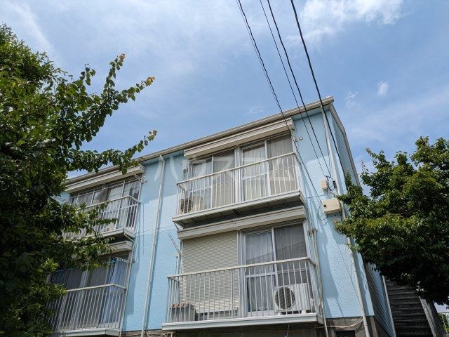 【横須賀市池上のアパートの建物外観】