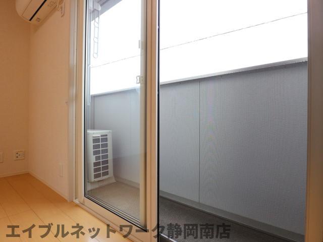 バルコニー　暖かな日差しのふりそそぐバルコニー