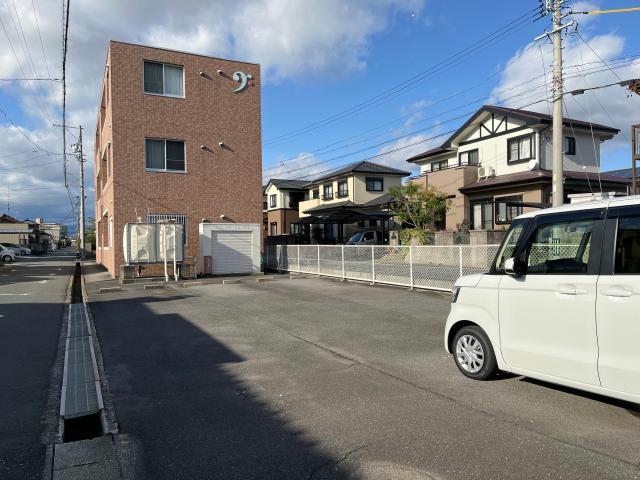 【ルネス旭が丘の駐車場】