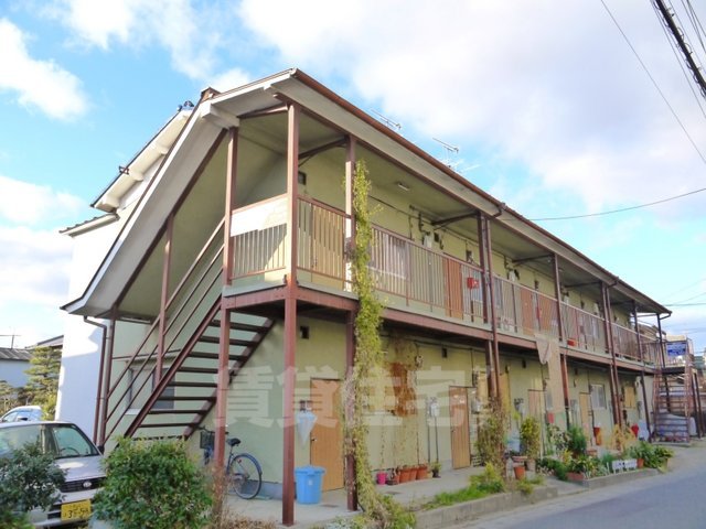 京都市西京区樫原茶ノ木本町のアパートの建物外観