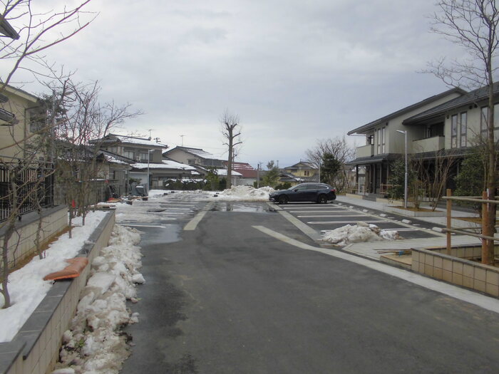 【富山市犬島のアパートの駐車場】